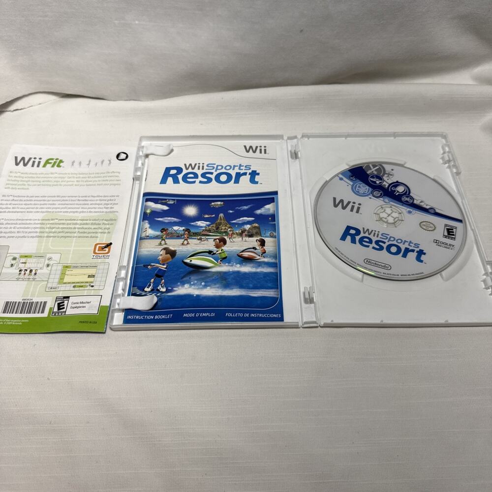 Wii Sports Resort (Nintendo Wii, 2009) w/ Manual and w/ Case - Picture 2 of 5